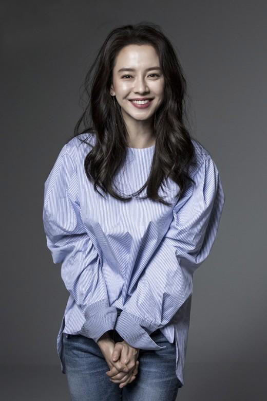 배우 송지효가 온스타일에서 론칭되는 '송지효의 뷰티풀라이프' MC에 낙점됐다.<온스타일 제공>